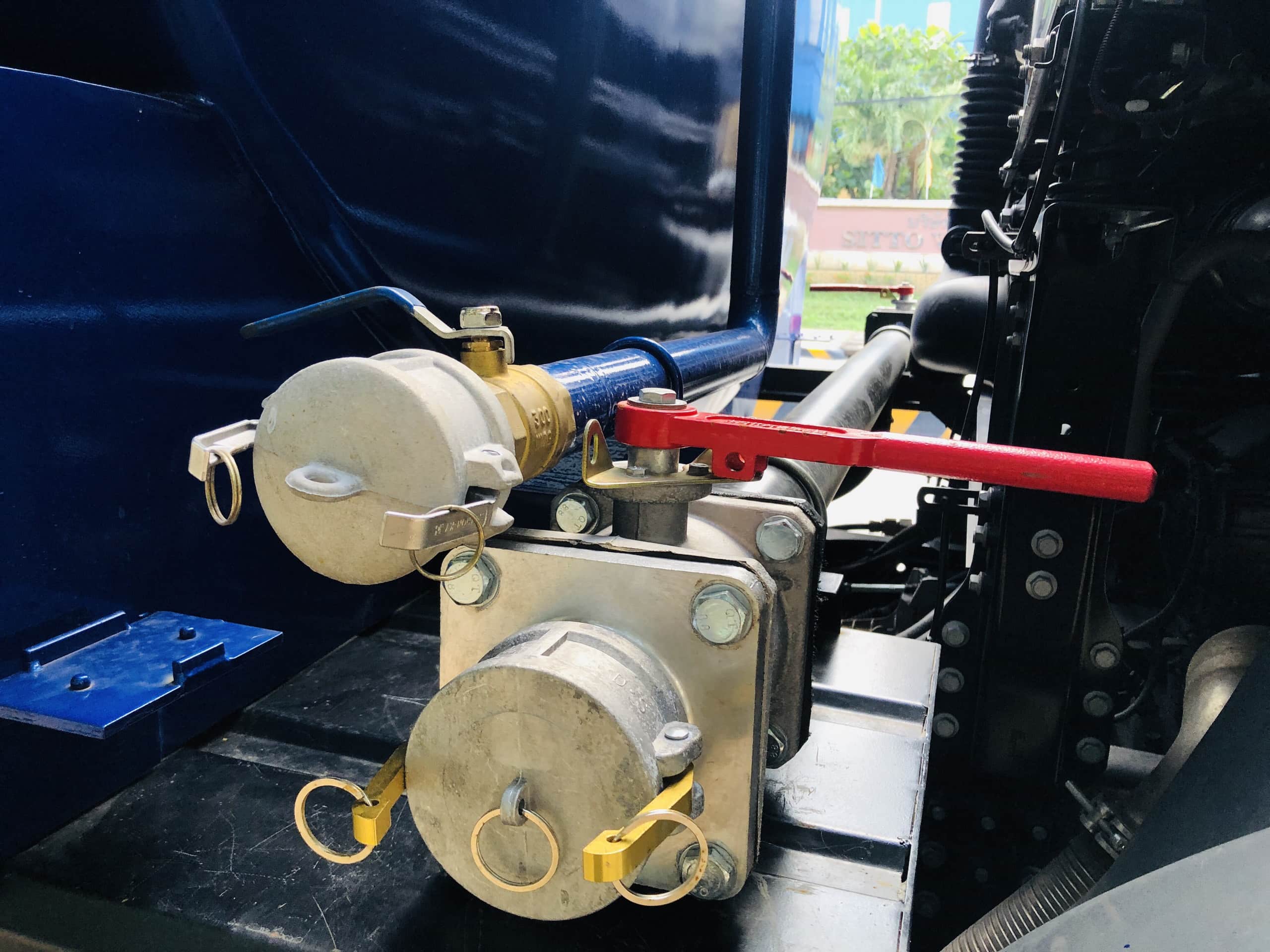 van_xe_bon- cho-xang-dau_4_chan